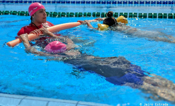 Inicia academia de natación en el Complejo de Piscinas Michele Richardson
