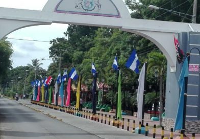 Las principales calles de Nindirí se visten de azul y blanco celebrando el mes patrio