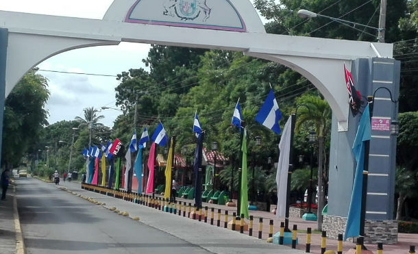 Las principales calles de Nindirí se visten de azul y blanco celebrando el mes patrio