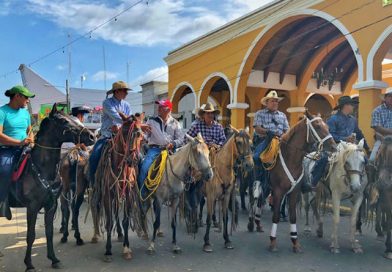 Familias disfrutan del tradicional Tope de Toros en Masaya