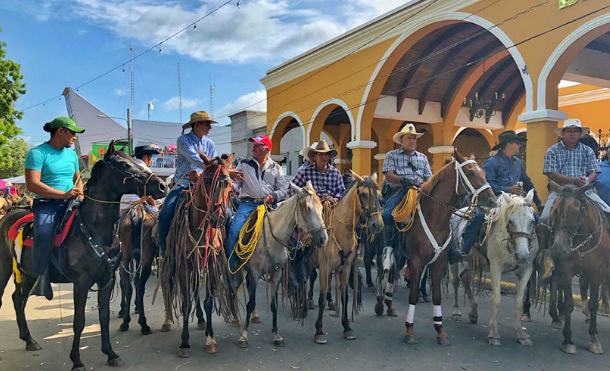 Familias disfrutan del tradicional Tope de Toros en Masaya