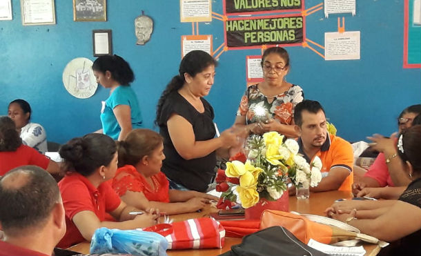Comunidad educativa de San Rafael del Sur participa en taller de artes plásticas