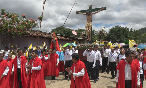 Fieles católicos del municipio de Mozonte reciben la imagen del Señor de los Milagros