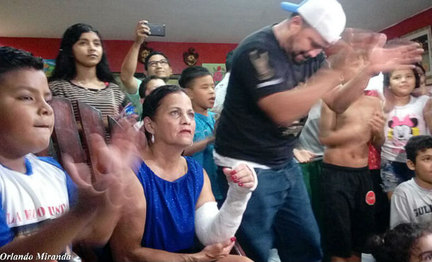 Familia del "Chocolatito" disfruta su victoria tras noquear al mexicano