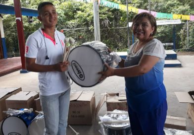 Autoridades municipales entregan instrumentos para banda musical de la escuela San Patricio en Comalapa