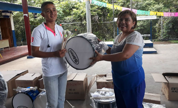 Autoridades municipales entregan instrumentos para banda musical de la escuela San Patricio en Comalapa