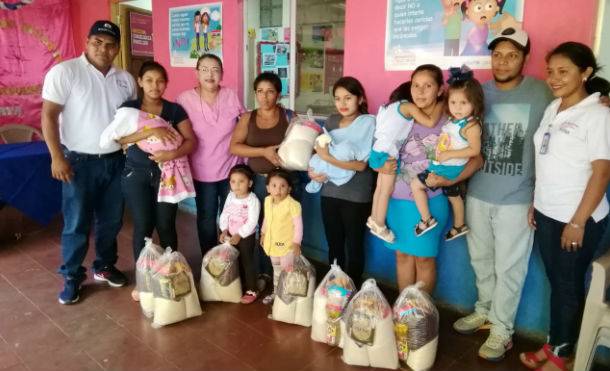 Ministerio de la Familia entrega paquetes alimenticios a madres de partos múltiples