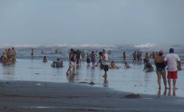 Turistas nacionales y extranjero visitan playas de Pochomil