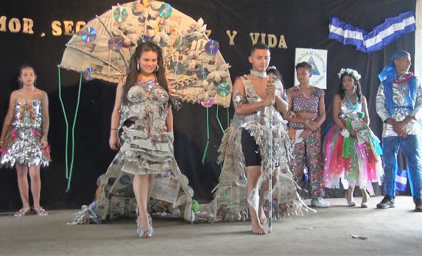 Estudiantes saludan las fiestas patrias con Concurso de trajes de Reciclaje