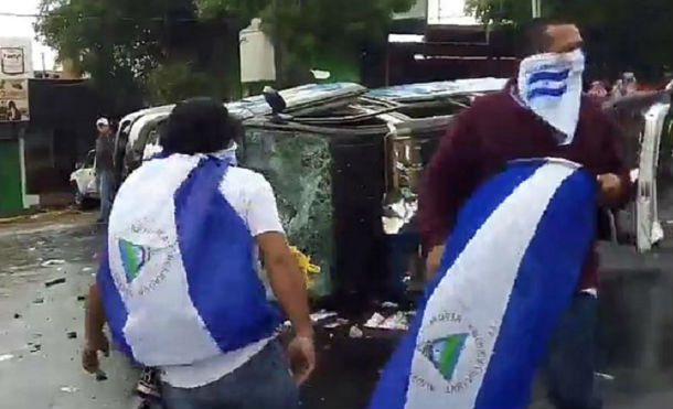 Terroristas de la derecha queman patrulla y agreden a policías
