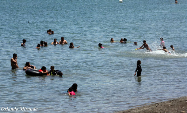Familias disfrutan de las aguas de la laguna de Xiloá