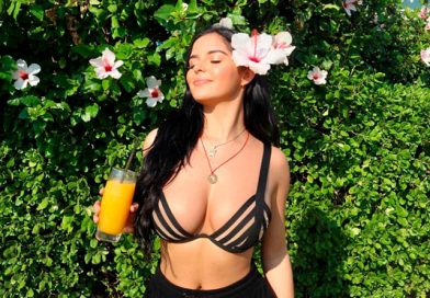 Demi Rose y su ardiente forma de publicitar maquillaje