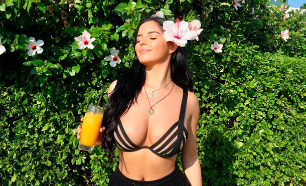 Demi Rose y su ardiente forma de publicitar maquillaje