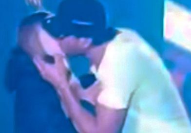 Enrique Iglesias sorprende a una joven espectadora al besarla durante un concierto en Ucrania