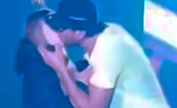 Enrique Iglesias sorprende a una joven espectadora al besarla durante un concierto en Ucrania