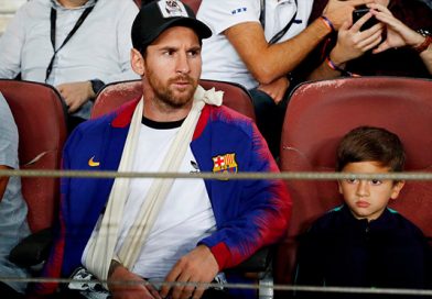 El hijo de Messi dedica el escudo de la Juventus a su padre durante un partido del Barcelona