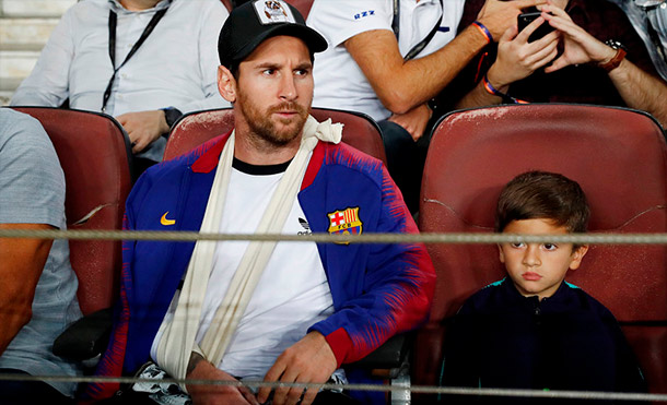 El hijo de Messi dedica el escudo de la Juventus a su padre durante un partido del Barcelona