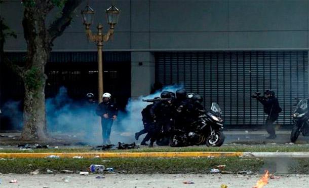 Policía reprime a manifestantes frente al Congreso de Argentina