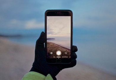 (+Foto) Un 'viajero del tiempo' con un celular 'se cuela' en una imagen de los años 40