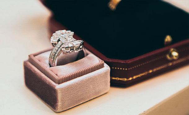 (+Video) Turista se traga un anillo de diamantes de 40.000 dólares robado de una joyería