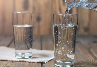 ¿Vaso de agua o vaso con agua?
