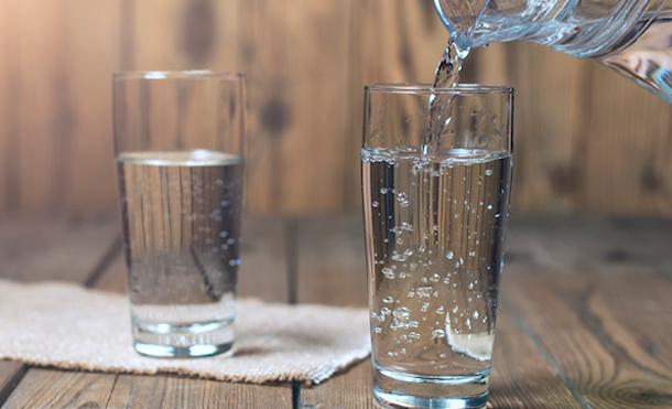 ¿Vaso de agua o vaso con agua?