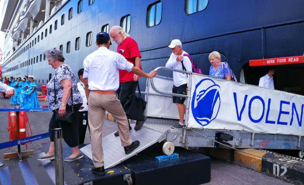 Crucero MS Volendam llega a Corinto con más de mil turistas