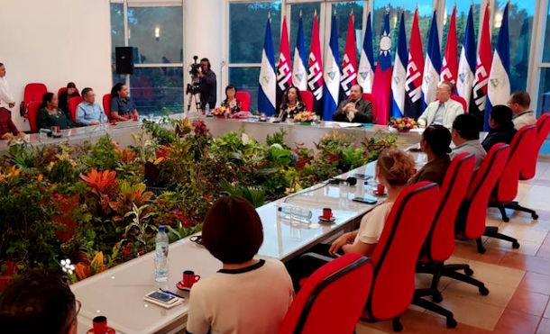 Encuentro del Presidente-Comandante Daniel y de la Vicepresidenta Compañera Rosario con el Embajador Jaime Wu