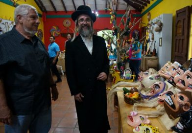 Rabino Yechiel Zayde sostiene encuentro con autoridades locales de Masaya