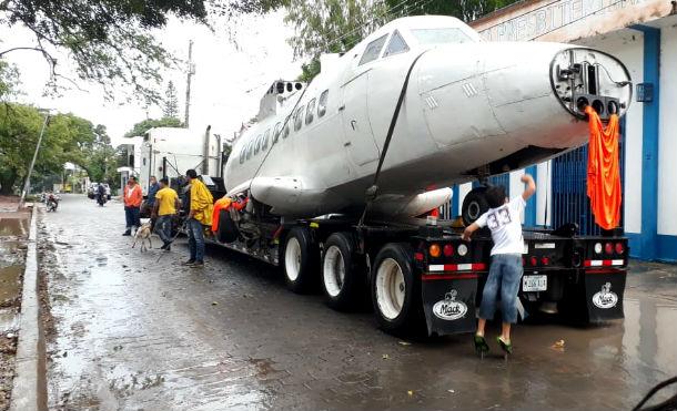 Instalan avión en el nuevo parque de la familia y la comunidad de Estelí