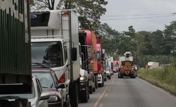 Manifestantes bloquean paso de mercancías y atacan a turistas en Costa Rica
