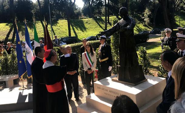 Develan en Roma la escultura dedicada a Monseñor Oscar Arnulfo Romero