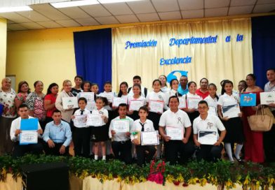 MINED premia a los mejores alumnos y docentes de Chinandega