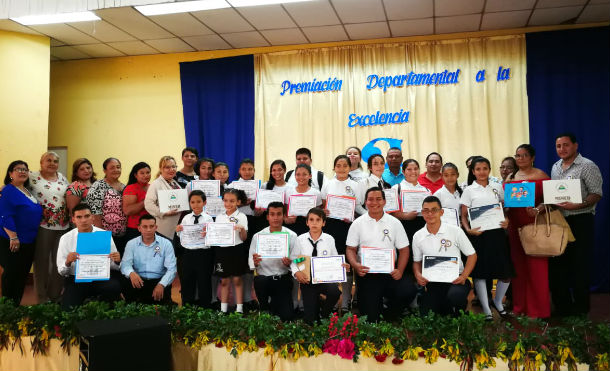 MINED premia a los mejores alumnos y docentes de Chinandega