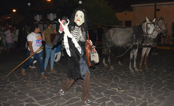 Granada se viste de colores y alegría en el carnaval de disfraces, mitos y tradiciones