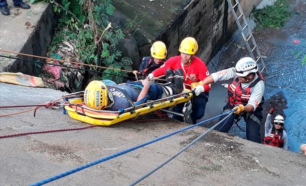 Cuerpo Unificado de Bomberos desarrollan demostración de rescate con cuerda en zonas urbanas de Managua