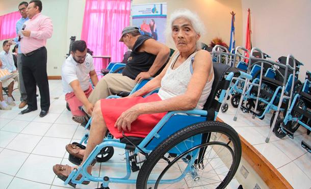Entregan medios auxiliares a personas con discapacidad fisico-motoras