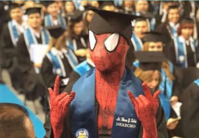 Joven se graduó en Derecho disfrazado de Spiderman ¿Te rifas?