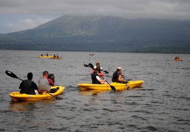 Aventúrese a navegar en Kayak cerca de un volcán en Ometepe