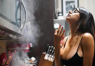 Mia Khalifa es la chef más sexy de Instagram