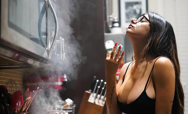 Mia Khalifa es la chef más sexy de Instagram