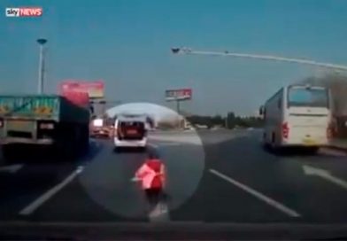 Un niño se cae de un carro en movimiento y sus pares ni cuenta se dan