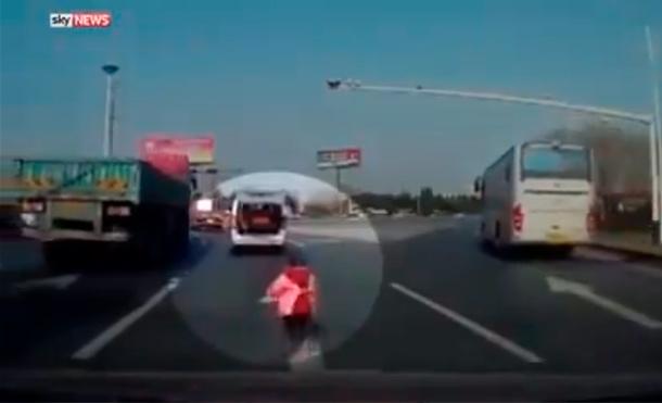 Un niño se cae de un carro en movimiento y sus pares ni cuenta se dan