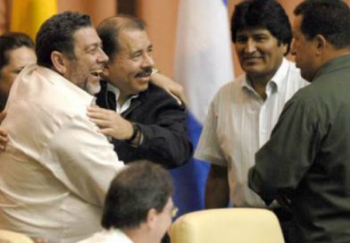 Presidente Daniel Ortega y Vicepresidenta Rosario Murillo saludan a San Vicente y las Granadinas por su Independencia