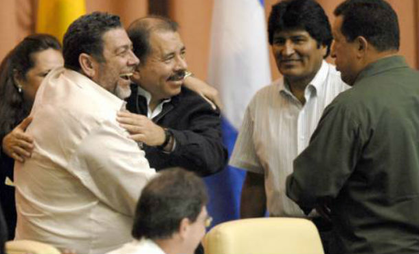 Presidente Daniel Ortega y Vicepresidenta Rosario Murillo saludan a San Vicente y las Granadinas por su Independencia