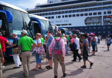 Crucero Volendam llega a Puerto Corinto
