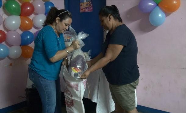 San Rafael del Sur: Ministerio de la Familia entrega paquetes alimenticios a madres de partos múltiples