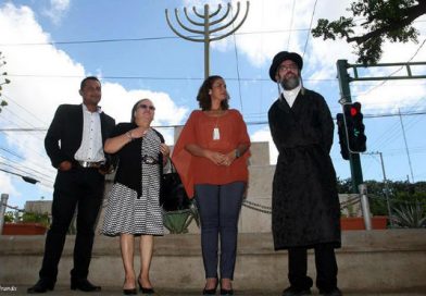 Alcaldesa de Managua entrega a rabino Yechiel Zayde monumento en honor a la Janukiá judía