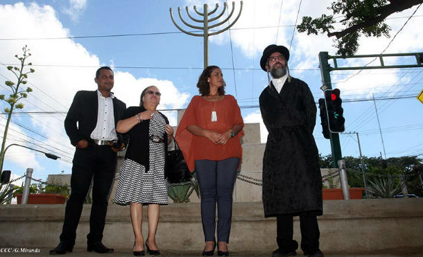 Alcaldesa de Managua entrega a rabino Yechiel Zayde monumento en honor a la Janukiá judía