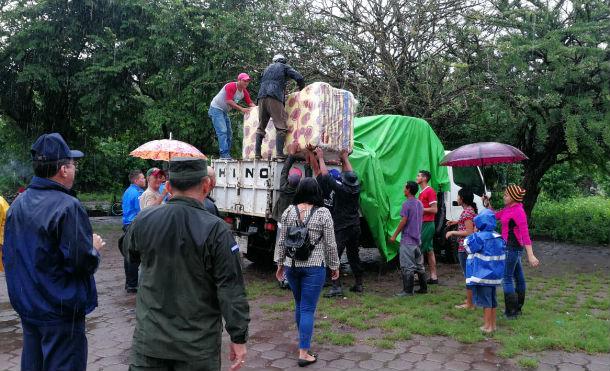 Buen Gobierno Revolucionario lleva ayuda solidaria a familias albergadas en Villanueva